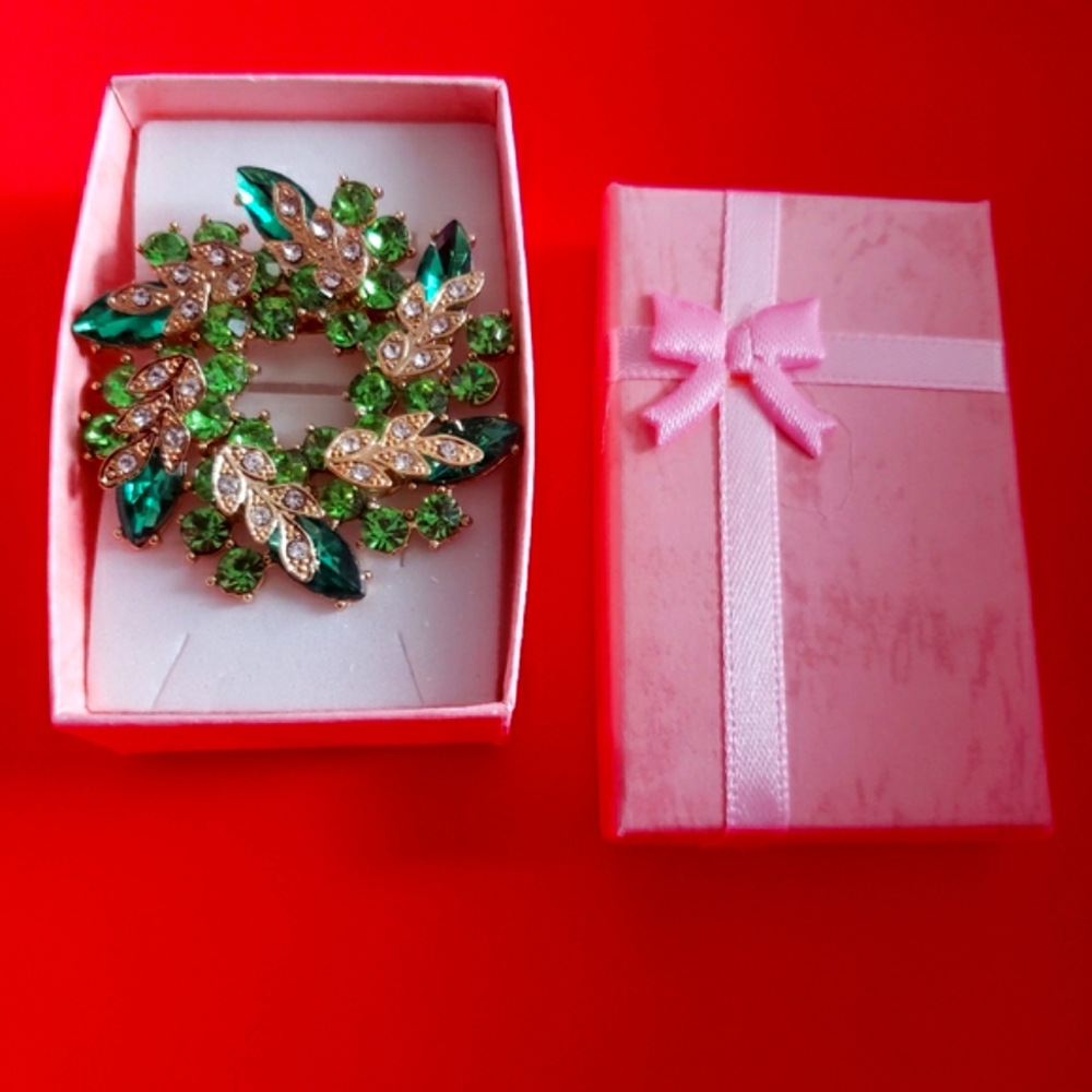 New brooch gold with beautiful diamonds